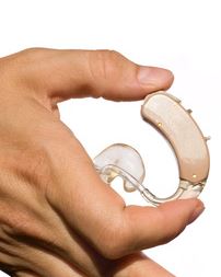 hand with 1 hearing aid